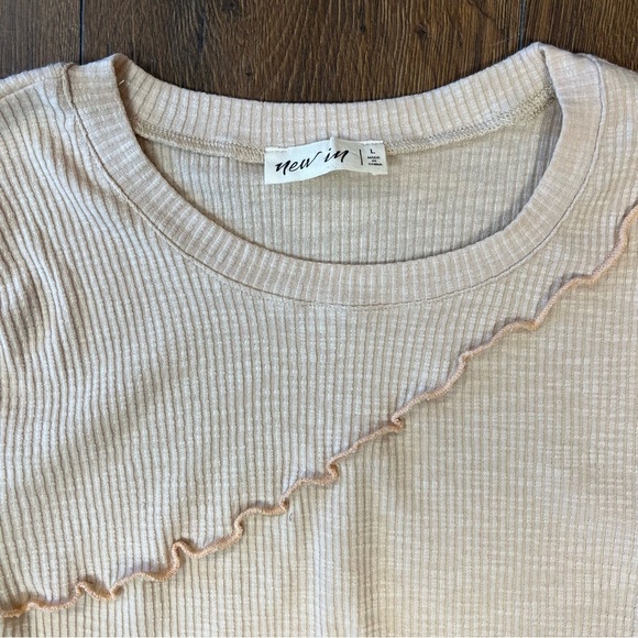 New In Tan Ruffle Tee SZ LG - Picture 3 of 5